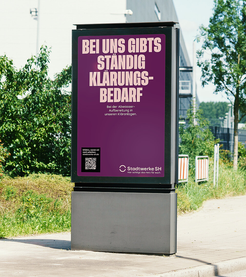 Hier ist eine Plakatstele im öffentlichen Raum mit Werbeplakat der Stadtwerke SH zu sehen.