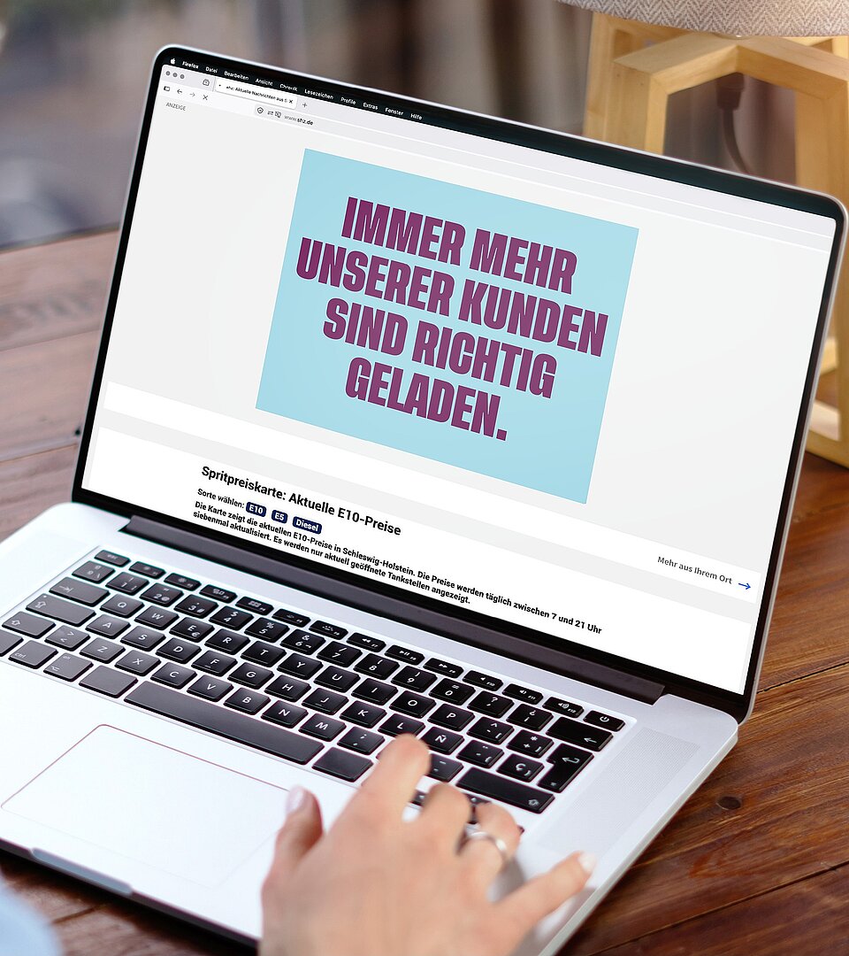 Person sitzt vor einem Laptop und hat eine Website mit Werbung der Stadtwerke SH geöffnet.